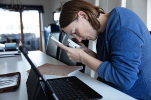 woman using a screen reader