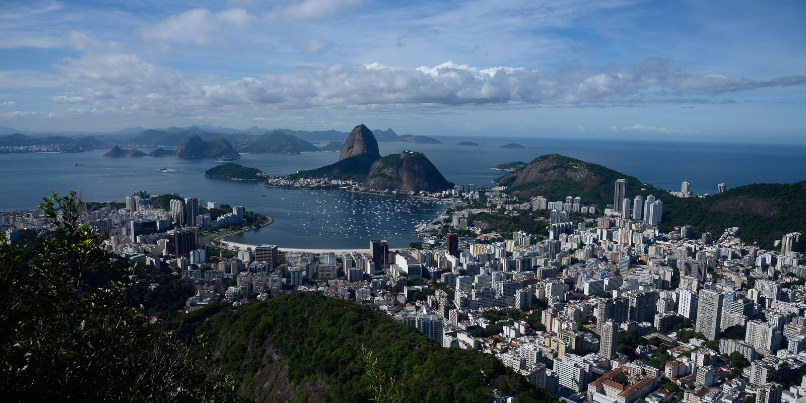 Jovens registram cartões postais do Rio em curso de fotografia