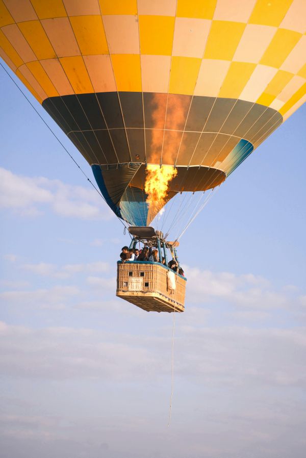sky,cloud,aerostat,hot air ballooning,vehicle,hot air balloon