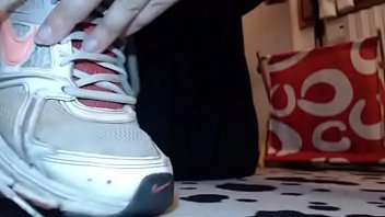 scarpe da tennis, piedi sudati, foot fetish, dirty sneakers