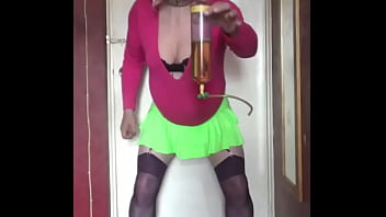 amateur crossdresser, piss lover and swallower, i want to swallow another mans piss, i am who i am like me or not