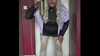 amateur crossdresser, come watch me swallow my own pee, peeing in my tube, wanting your pee in his mouth