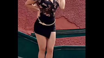 colombiana, modelando, mama, minifalda