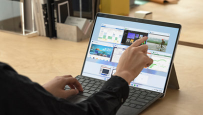 Una persona usa un Surface Pro X