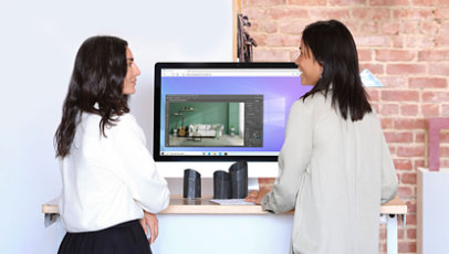 Due donne al lavoro su un computer