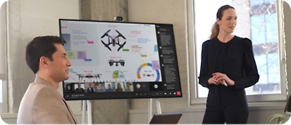 En kvinne presenterer data på en Microsoft Surface Hub 2S under et Teams-møte