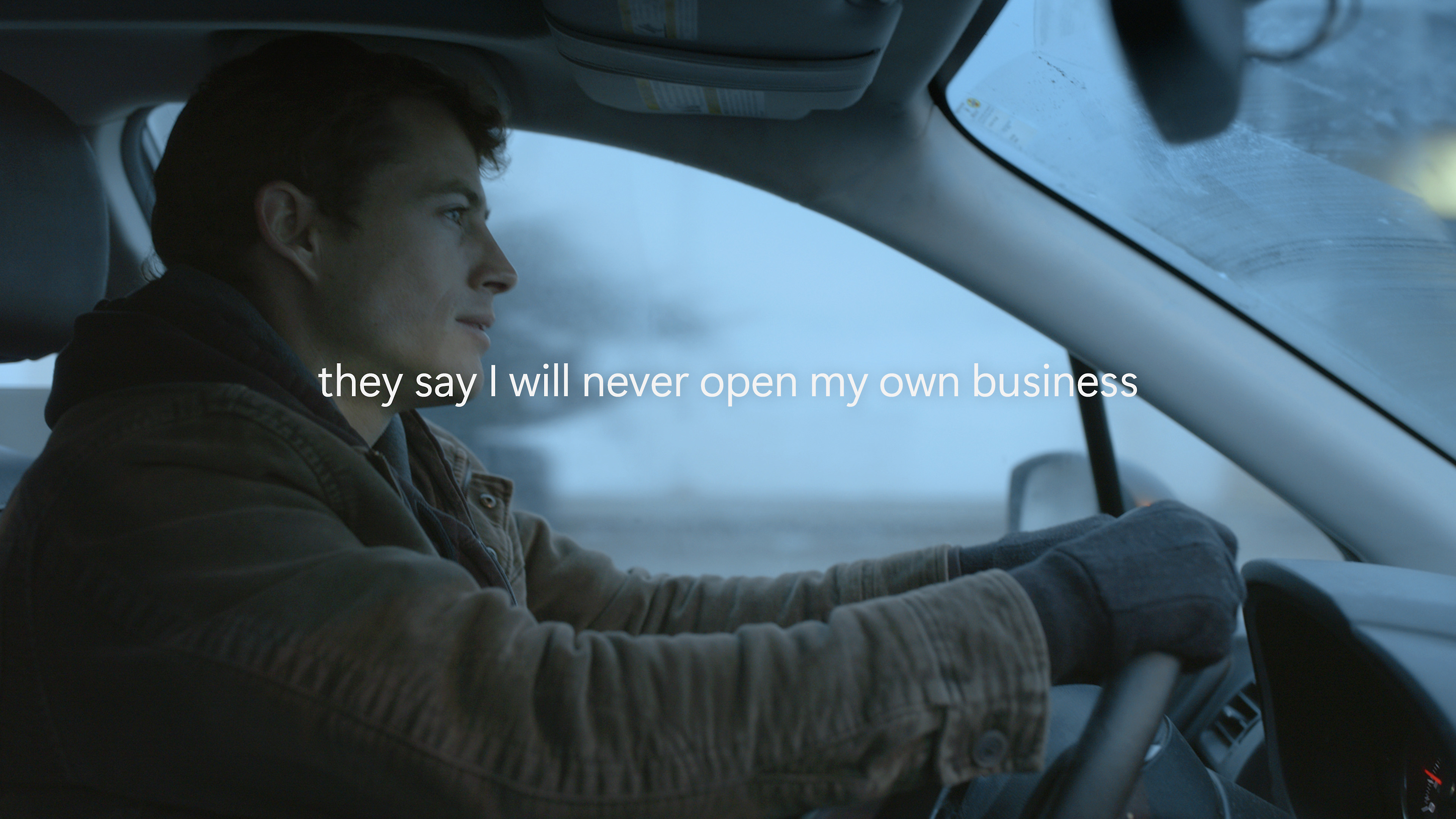 A Copilot videójának miniatűrje, amely egy autót vezető férfiról készült 