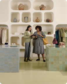 Dos mujeres están de compras en una tienda de alta gama
