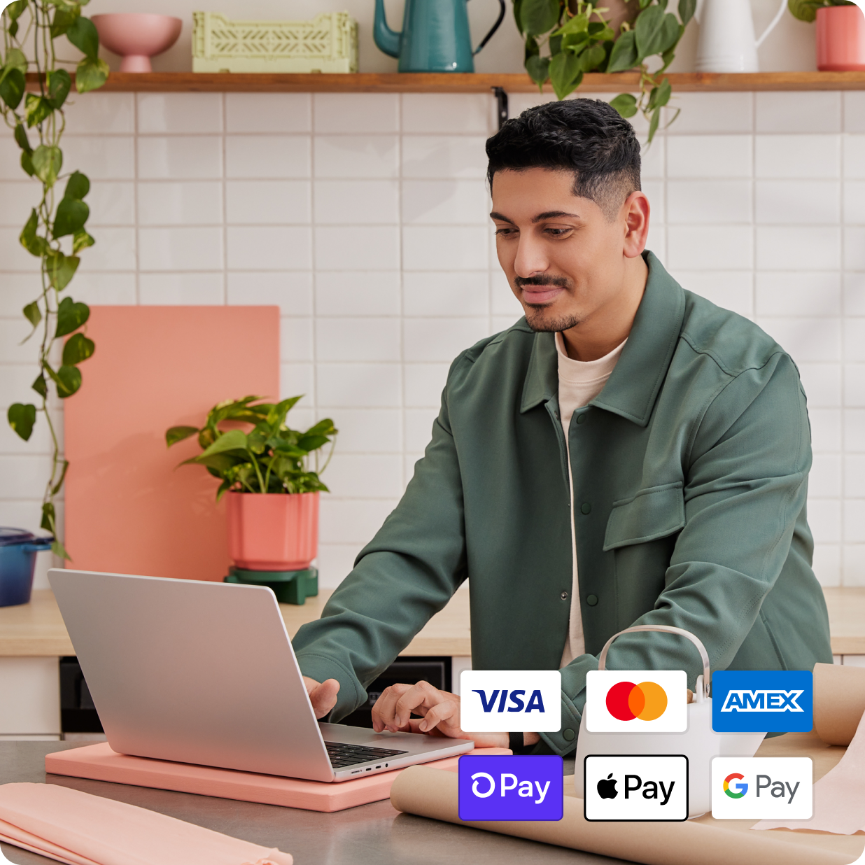 Cliente pagando en una computadora portátil en tienda física con Visa, Mastercard, American Express, Shop Pay, Apple Pay, Google Pay y más.
