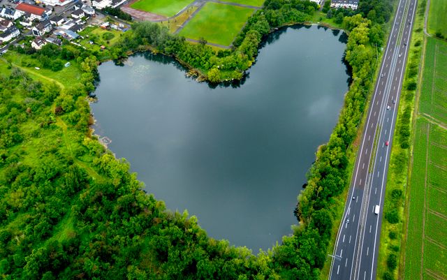 Ein Herz aus Wasser (24.5.2024) Der Wallersee im hessischen Rodgau sieht aus der Luft betrachtet aus wie ein großes Herz.