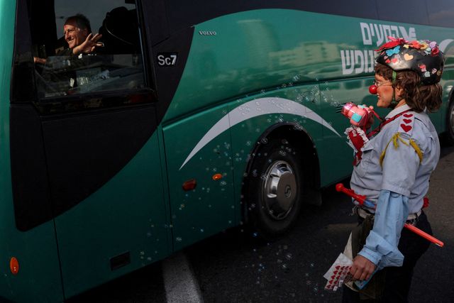 Seifenblasenblockade (2.5.2024) Eine Frau besprüht einen Busfahrer auf der Hauptverkehrsstraße zwischen Jerusalem und Tel Aviv mit Seifenblasen. Um sie herum blockieren Demonstranten den Verkehr. Sie fordern die Freilassung der Geiseln, die beim tödlichen Angriff auf Israel am 7. Oktober von der Hamas entführt wurden.