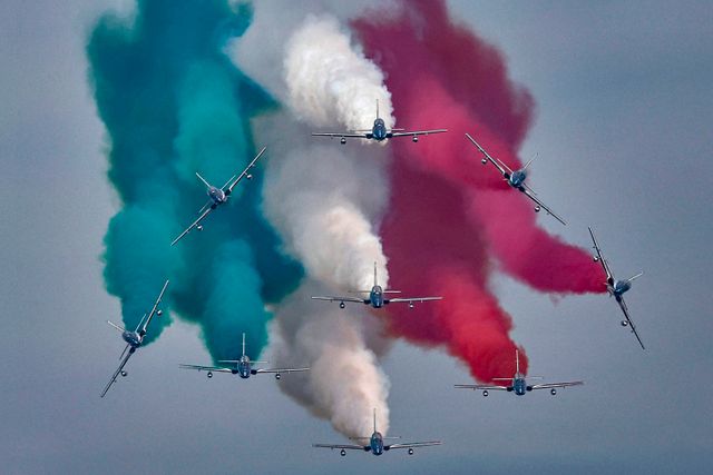 Dreifarbige Pfeile (1.5.2024) Grün, Weiß, Rot – die Farben Italiens. Das sind Kondensstreifen, die Flugzeuge der italienischen Luftstreitkräfte im Himmel Norditaliens hinterlassen. Frecce Tricolori – dreifarbige Pfeile – heißt die Kunstflugstaffel. Am 1. Mai ist sie über dem Luftwaffenstützpunkt Rivolto in der Nähe von Udine unterwegs.