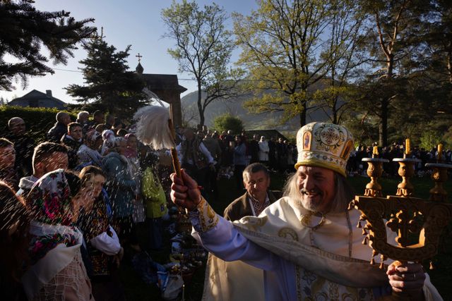 Mit Wasser geweiht (5.5.2024) Es ist das dritte Osterfest, das die orthodoxen Ukrainer während des Krieges feiern. Pater Ivan Rybaruk spendet den Segen in Kryvorivnia, einem Dorf in den ukrainischen Karpaten.
