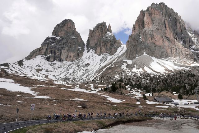 Winterliche Radausfahrt (22.5.2024) Das Wetter beim Giro d’Italia ist in diesem Jahr wenig italienisch. Es regnet viel, auf den Bergpässen liegt noch Schnee, die Strecke musste mehrfach angepasst werden. Die 17. Etappe führte von Selva di Val Gardena nach Passo Brocon. Auch am Mittwoch war das Wetter eher mäßig – die Aussicht in den Dolomiten dafür umso spektakulärer.