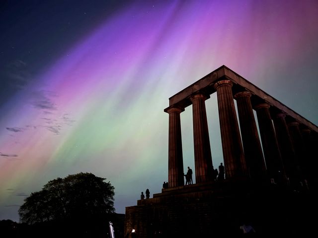 Tobende Sonne (11.5.2024) Vielerorts sorgt ein Sonnensturm für spektakuläre Bilder, wie hier über dem National Monument of Scotland in Edinburgh. Es handelt sich um den stärksten Ausbruch der Sonne seit 20 Jahren. Die Farben entstehen, wenn die energiereichen Teilchen des Sonnenwinds in die Atmosphäre eindringen und dort Moleküle zum Leuchten anregen.