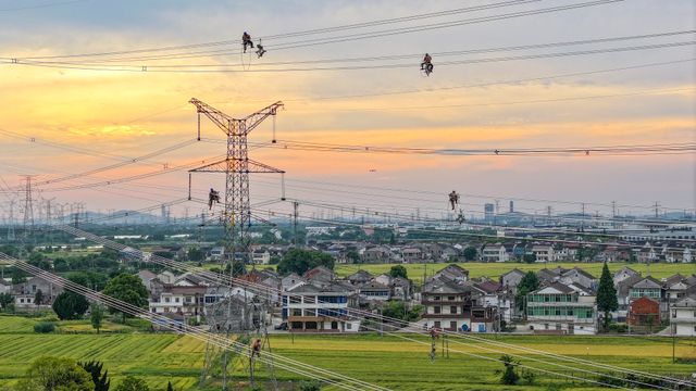 Hochspannend (10.5.2024) Schwindelfrei müssen diese Monteure bei Wuxi in der ostchinesischen Provinz Jiangsu sein. Sie installieren Abstandshalter zwischen die Leitungen einer 500-Kilovolt-Stromtrasse, in beeindruckender Höhe.