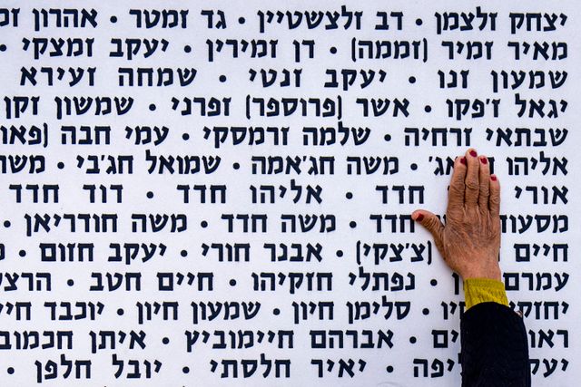 Nationales Erinnern (13.5.2024) Jom haZikaron – der »Gedenktag für die Gefallenen« – ist in Israel ein Nationalfeiertag. An dem Tag gedenkt das Land der Veteranen, die Opfer im Nahostkonflikt wurden. Hier berührt eine Frau eine Tafel mit den Namen Verstorbener am Gedenkort in Latrun.