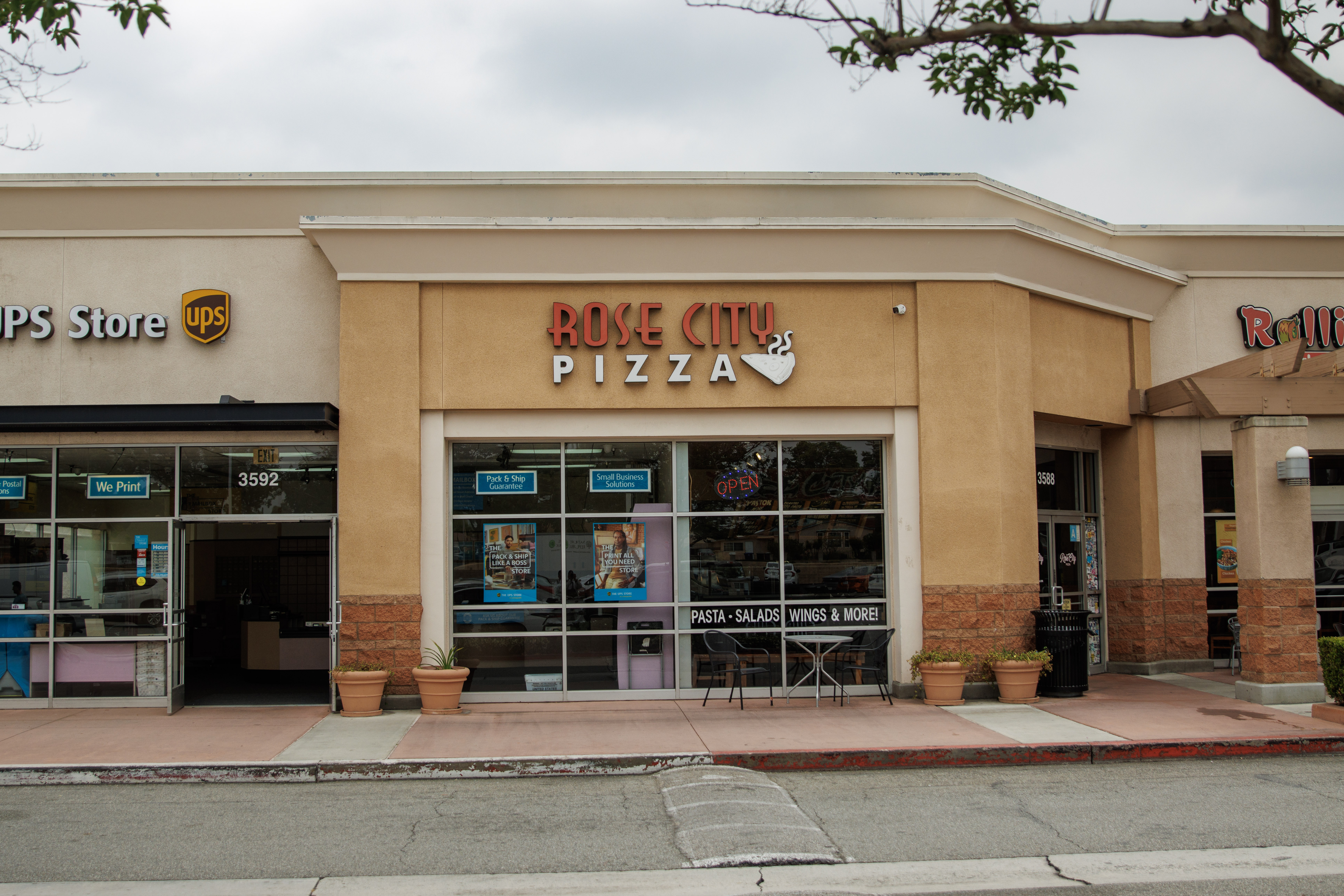 A peach stucco storefront for Rose City Pizza in Rosemead. 