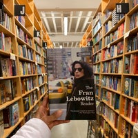 Photo taken at Powell&amp;#39;s Books Rose Room by Priscila A. on 10/9/2021