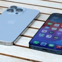 iPhone 15 Pro and iPhone 15 Pro Max on a bench