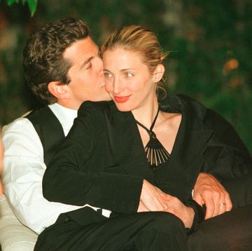 359625 01 mags please call john f kennedy, jr editor of george magazine, gives his wife carolyn a kiss on the cheek during the annual white house correspondents dinner may 1, 1999 in washington, dc july 16, 2000 marks the one year anniversary of the plane crash which killed kennedy, his wife and sister in law photo by tyler malloryliaison