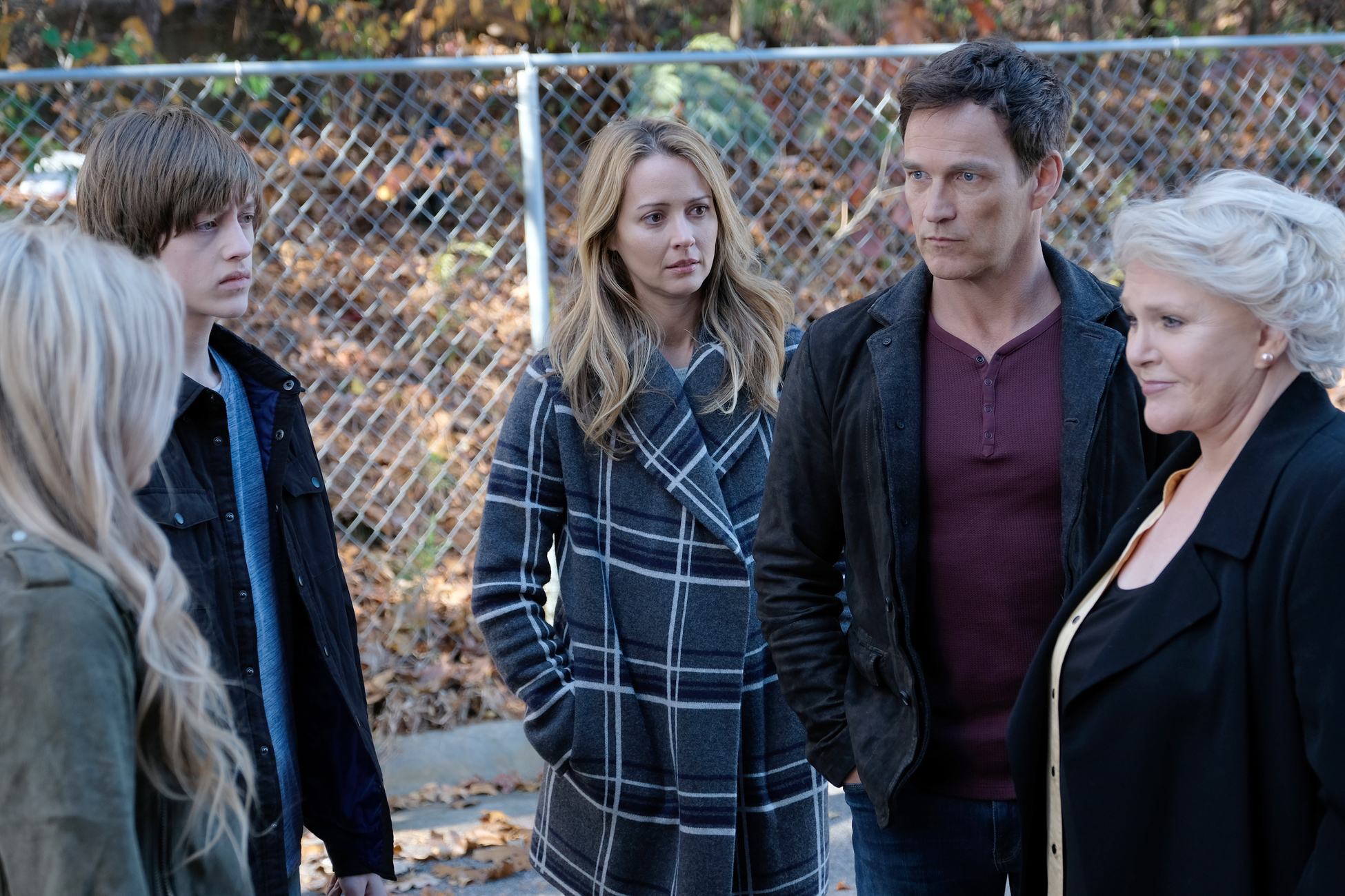 Sharon Gless, Amy Acker, Stephen Moyer, Natalie Alyn Lind, and Percy Hynes White in The Gifted (2017)