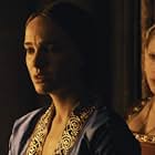 Natalie Portman and Scarlett Johansson in The Other Boleyn Girl (2008)