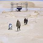 Natalie Portman, Liam Neeson, Kenny Baker, and Hugh Quarshie in Star Wars: Episode I - The Phantom Menace (1999)