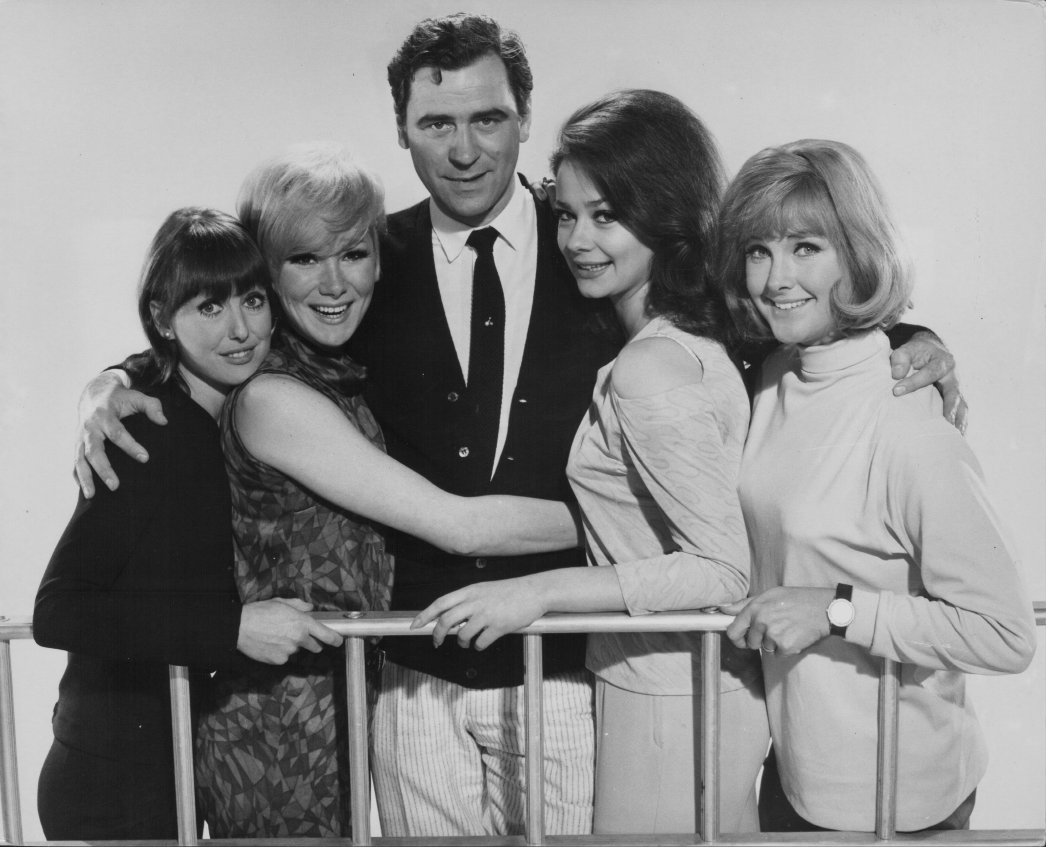 George Baker, Joyce Blair, Nicole Shelby, Una Stubbs, and Wanda Ventham in Mister Ten Per Cent (1967)