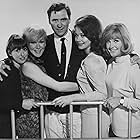 George Baker, Joyce Blair, Nicole Shelby, Una Stubbs, and Wanda Ventham in Mister Ten Per Cent (1967)