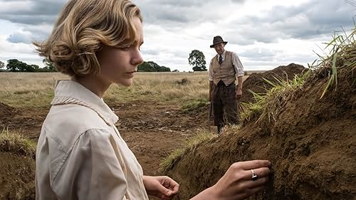 As WWII looms, a wealthy widow (Carey Mulligan) hires an amateur archaeologist (Ralph Fiennes) to excavate the burial mounds on her estate. When they make a historic discovery, the echoes of Britain's past resonate in the face of its uncertain future‎.