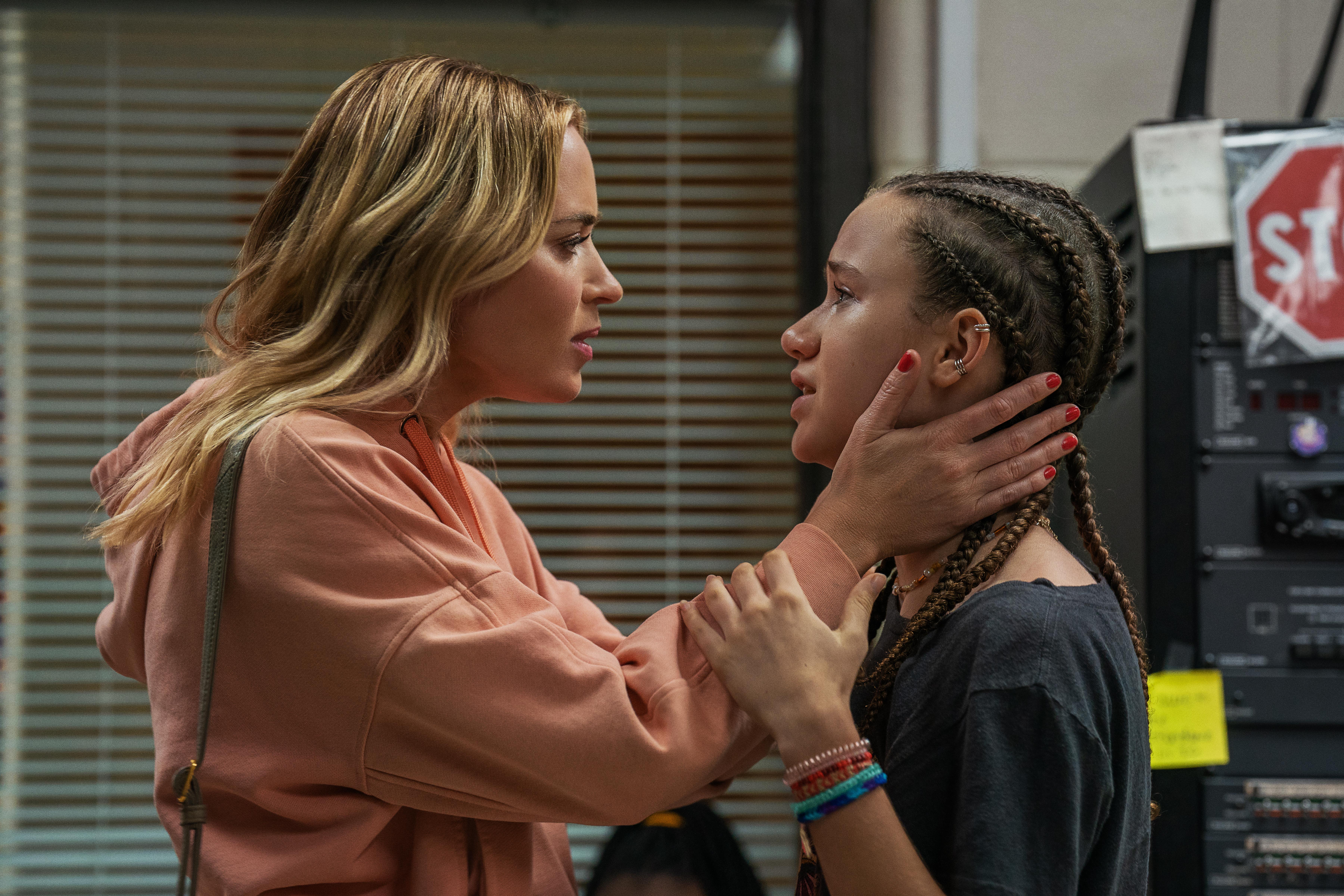 Emily Blunt and Chloe Coleman in Pain Hustlers (2023)