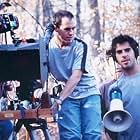 Scott Kevan (at camera) and Eli Roth (mit bullhorn) discuss a shot for "Cabin Fever."