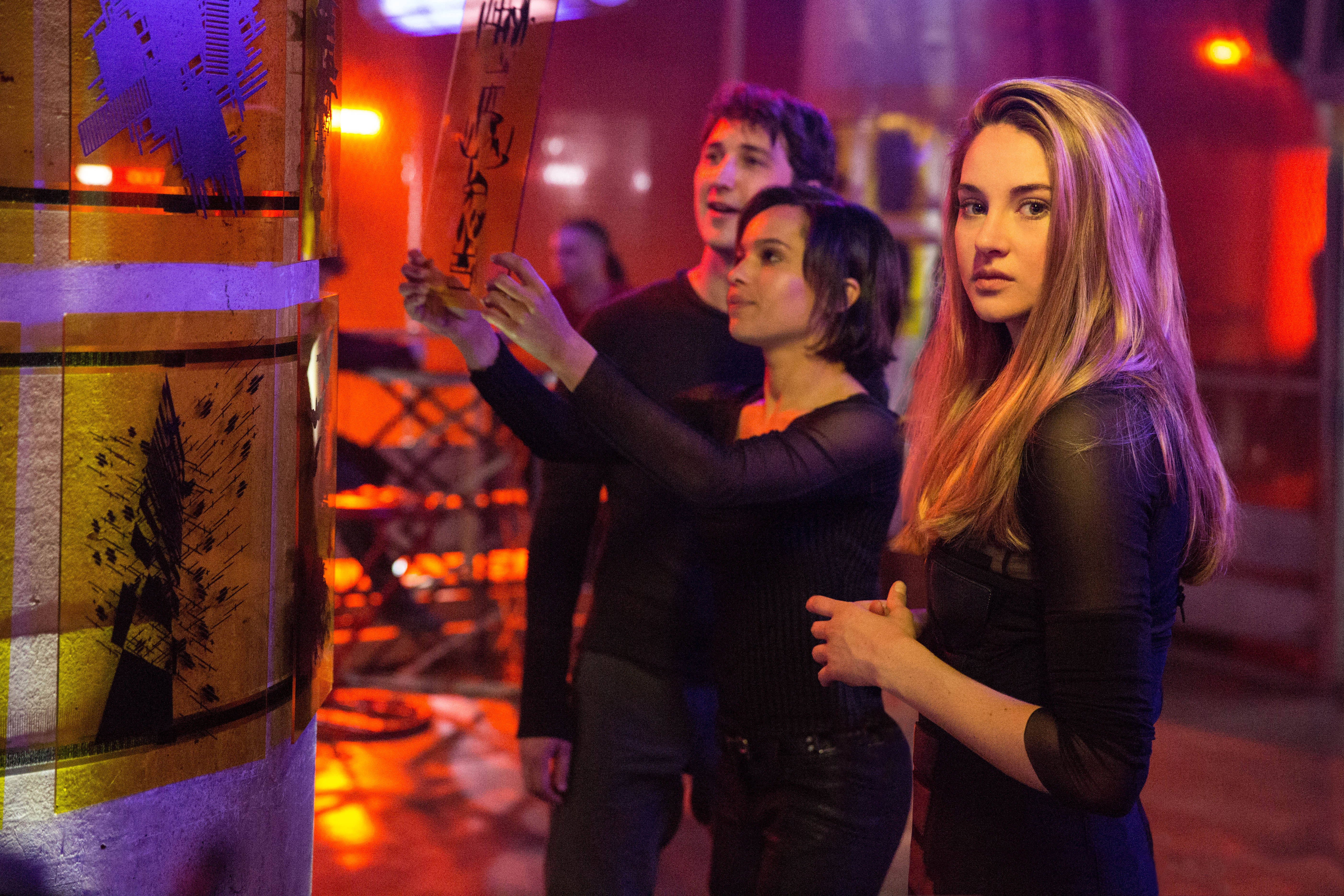 Shailene Woodley, Ben Lloyd-Hughes, and Zoë Kravitz in Divergent (2014)