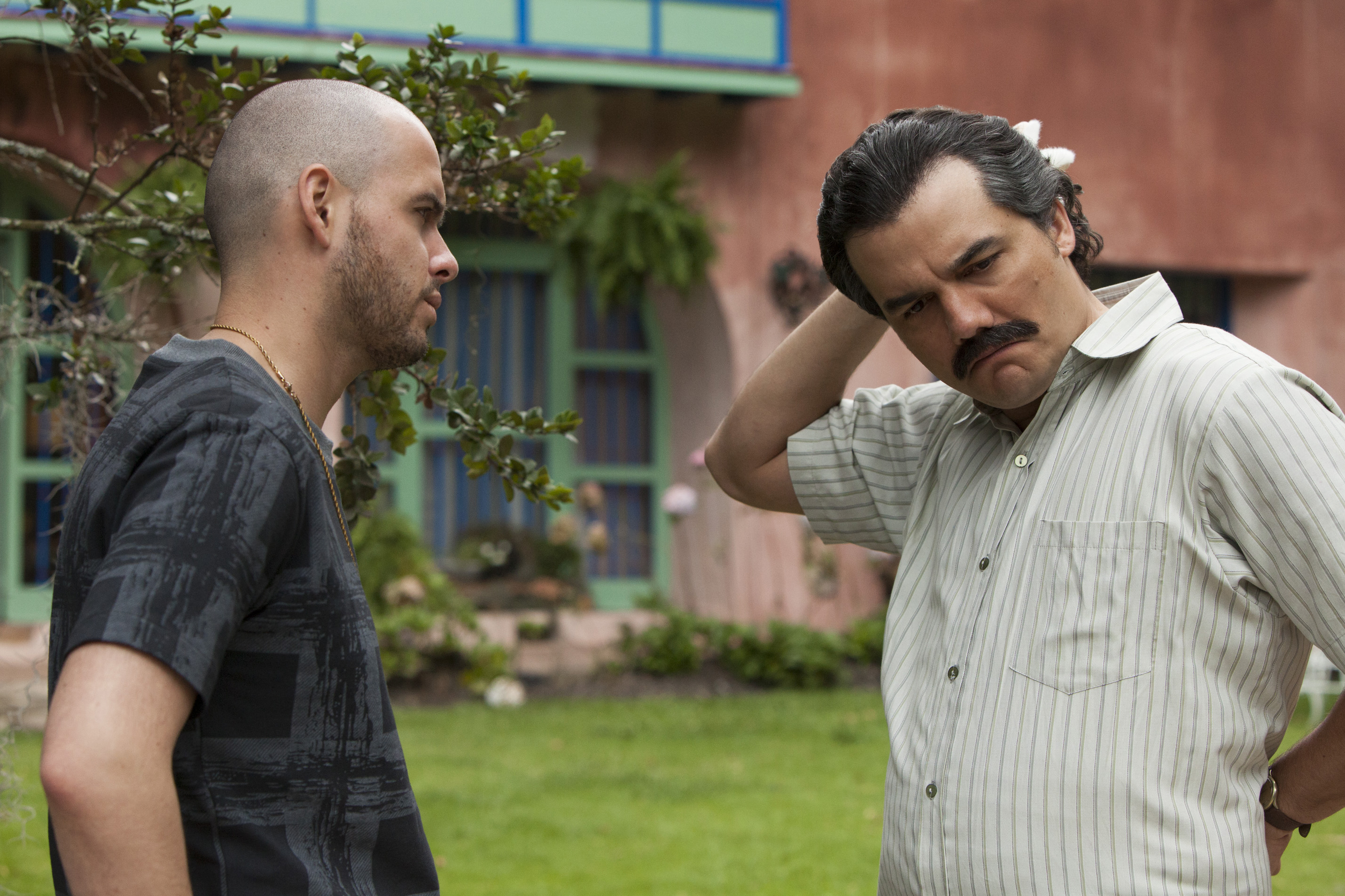 Wagner Moura and Alejandro Buitrago in Narcos (2015)