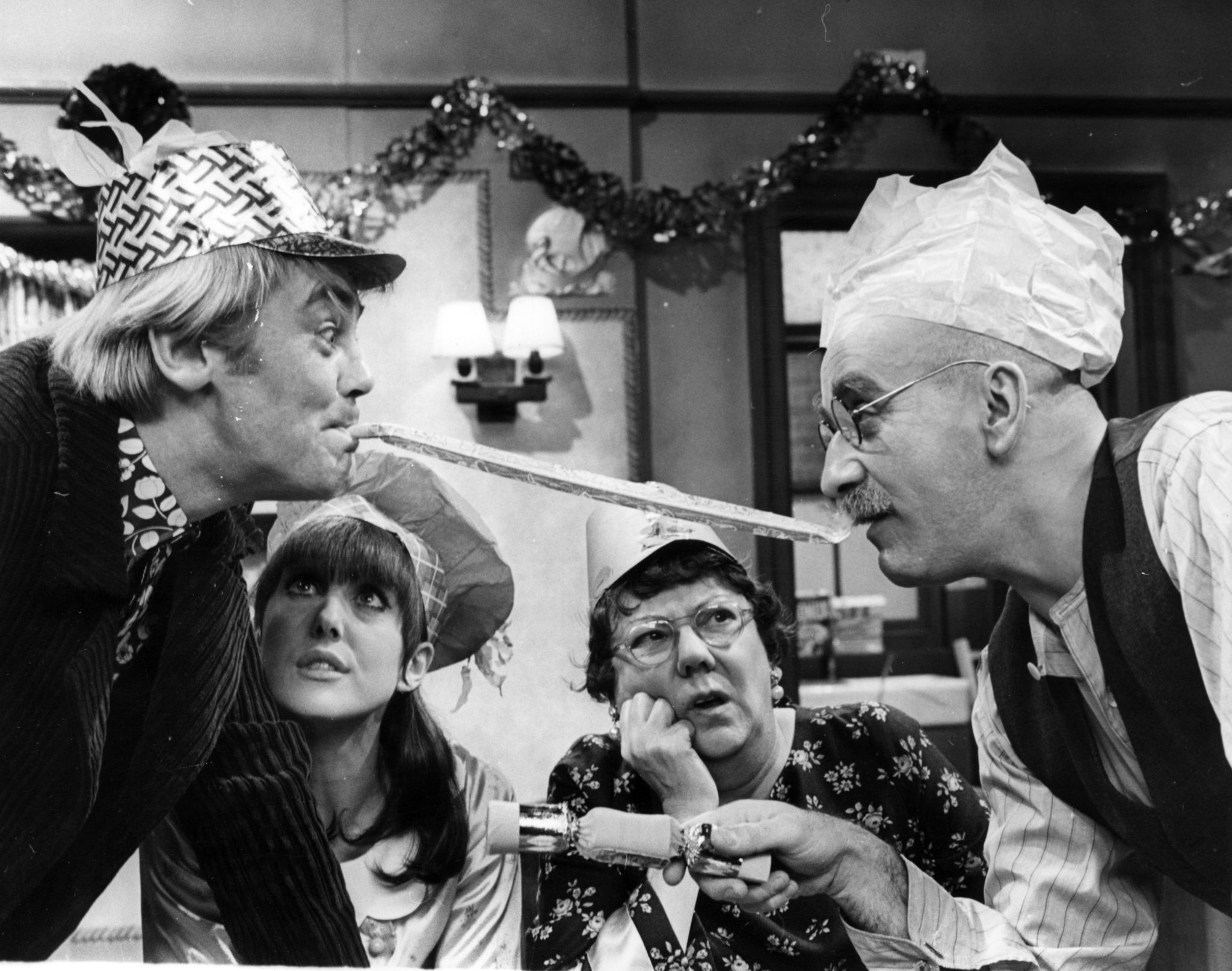 Anthony Booth, Warren Mitchell, Dandy Nichols, and Una Stubbs in Till Death Us Do Part (1965)
