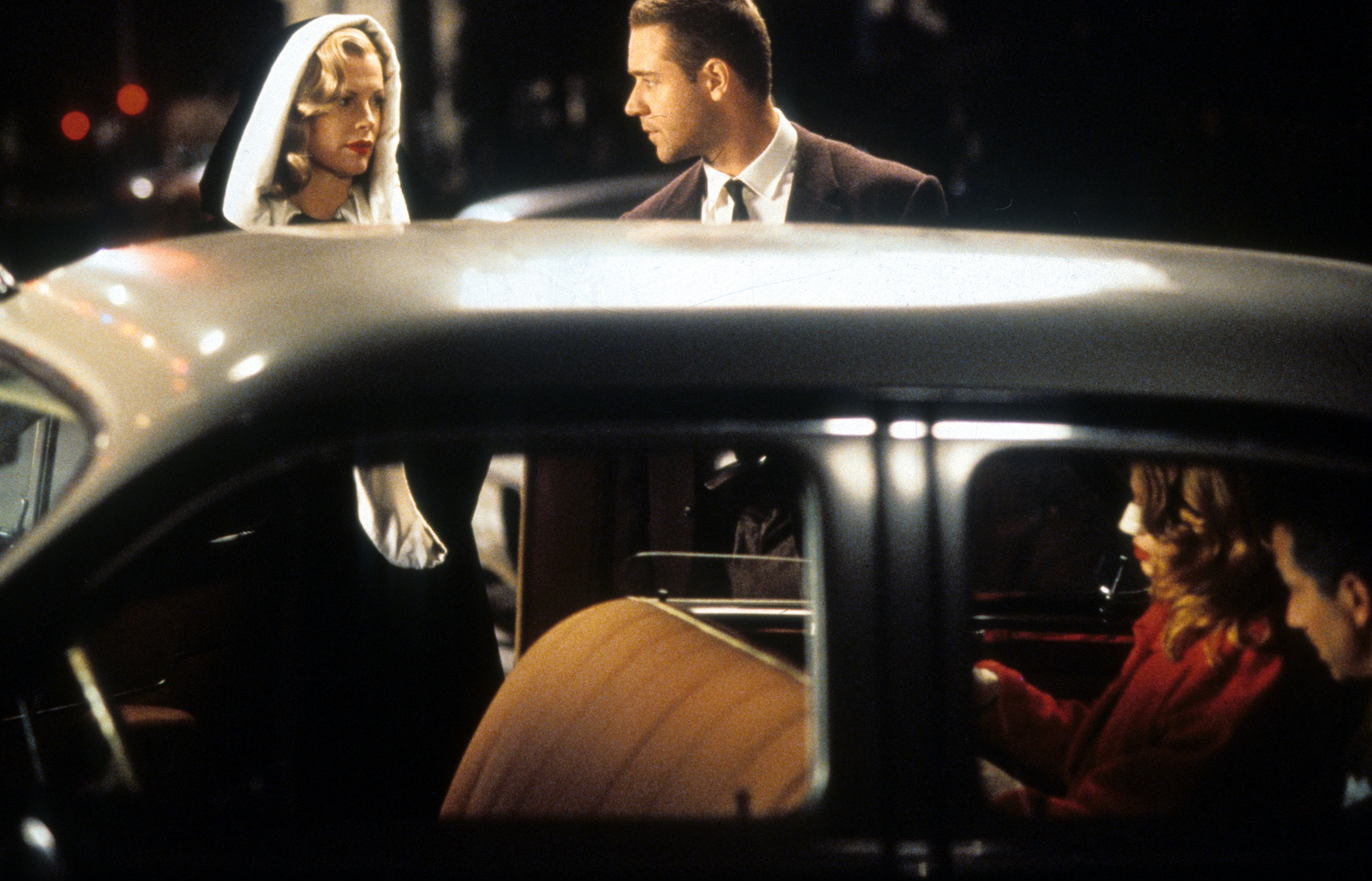 Kim Basinger, Russell Crowe, David Strathairn, and Amber Smith in L.A. Confidential (1997)