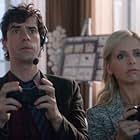 Sarah Michelle Gellar and Hamish Linklater in The Crazy Ones (2013)