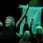 Roger Waters, Jonathan Wilson, Jess Wolfe, Gus Seyffert, Dave Kilminster, and Holly Laessig in Roger Waters - Us + Them (2019)
