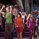 Rowan Atkinson, Matthew Lillard, Sarah Michelle Gellar, Linda Cardellini, Freddie Prinze Jr., Isla Fisher, and Miguel A. Núñez Jr. in Scooby-Doo (2002)