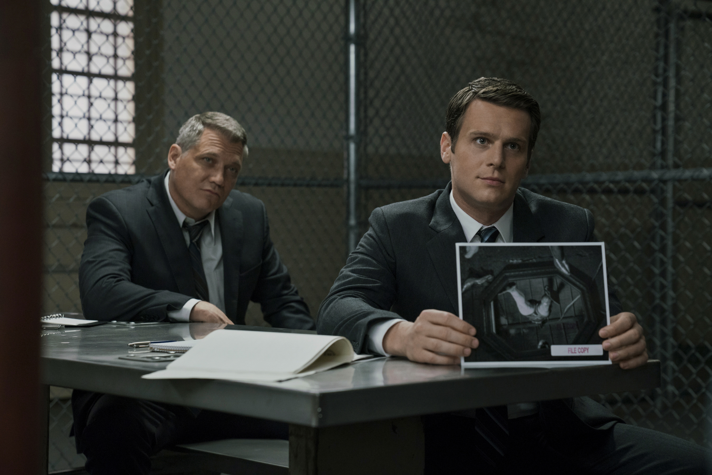 Holt McCallany and Jonathan Groff in Mindhunter (2017)
