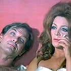 Craig Hill and Sara Montiel in Cinco almohadas para una noche (1974)
