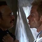 Joe Pantoliano and Guy Pearce in Memento (2000)
