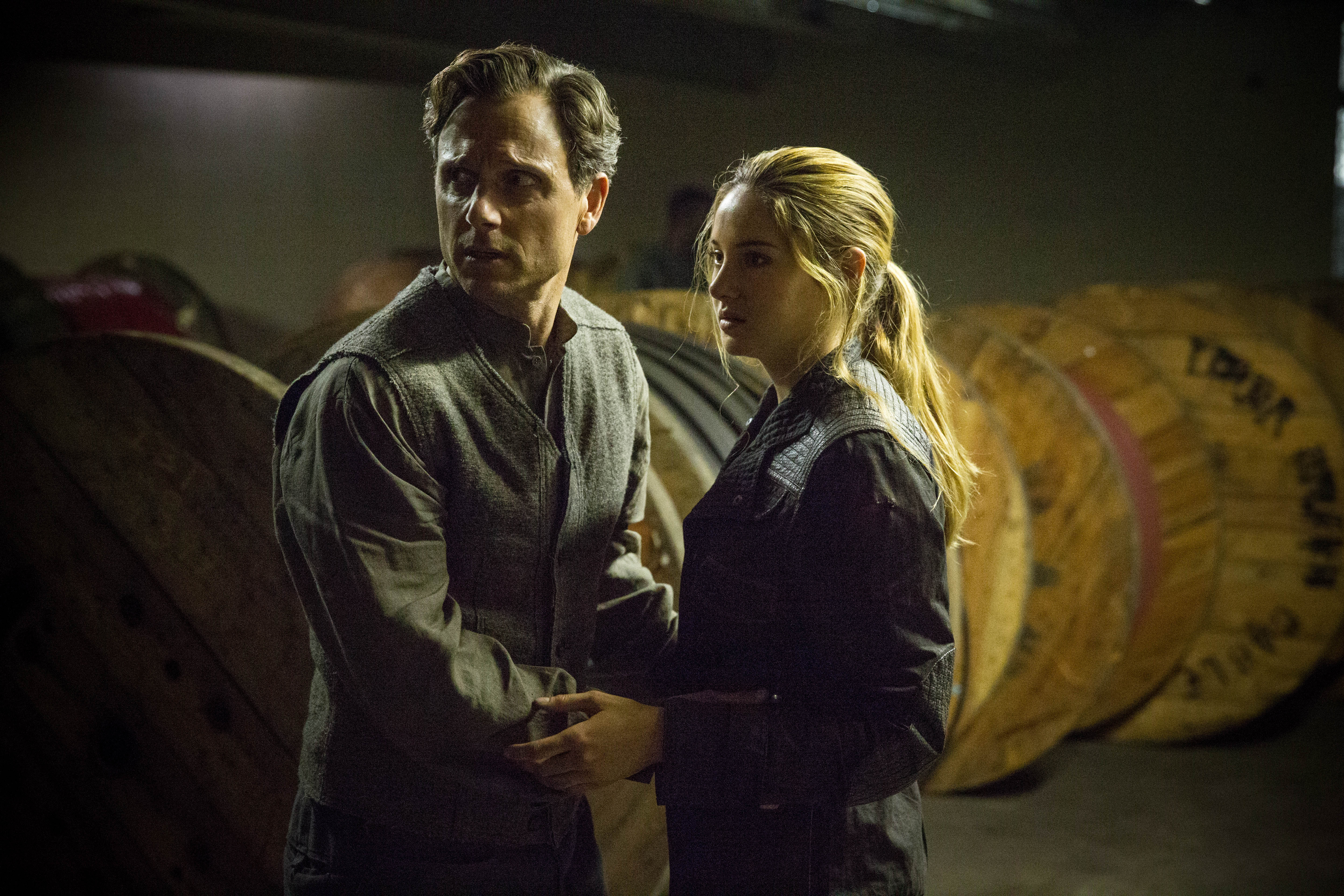 Tony Goldwyn and Shailene Woodley in Divergent (2014)