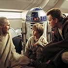 Ewan McGregor, Liam Neeson, Jake Lloyd, and Kenny Baker in Star Wars: Episode I - The Phantom Menace (1999)
