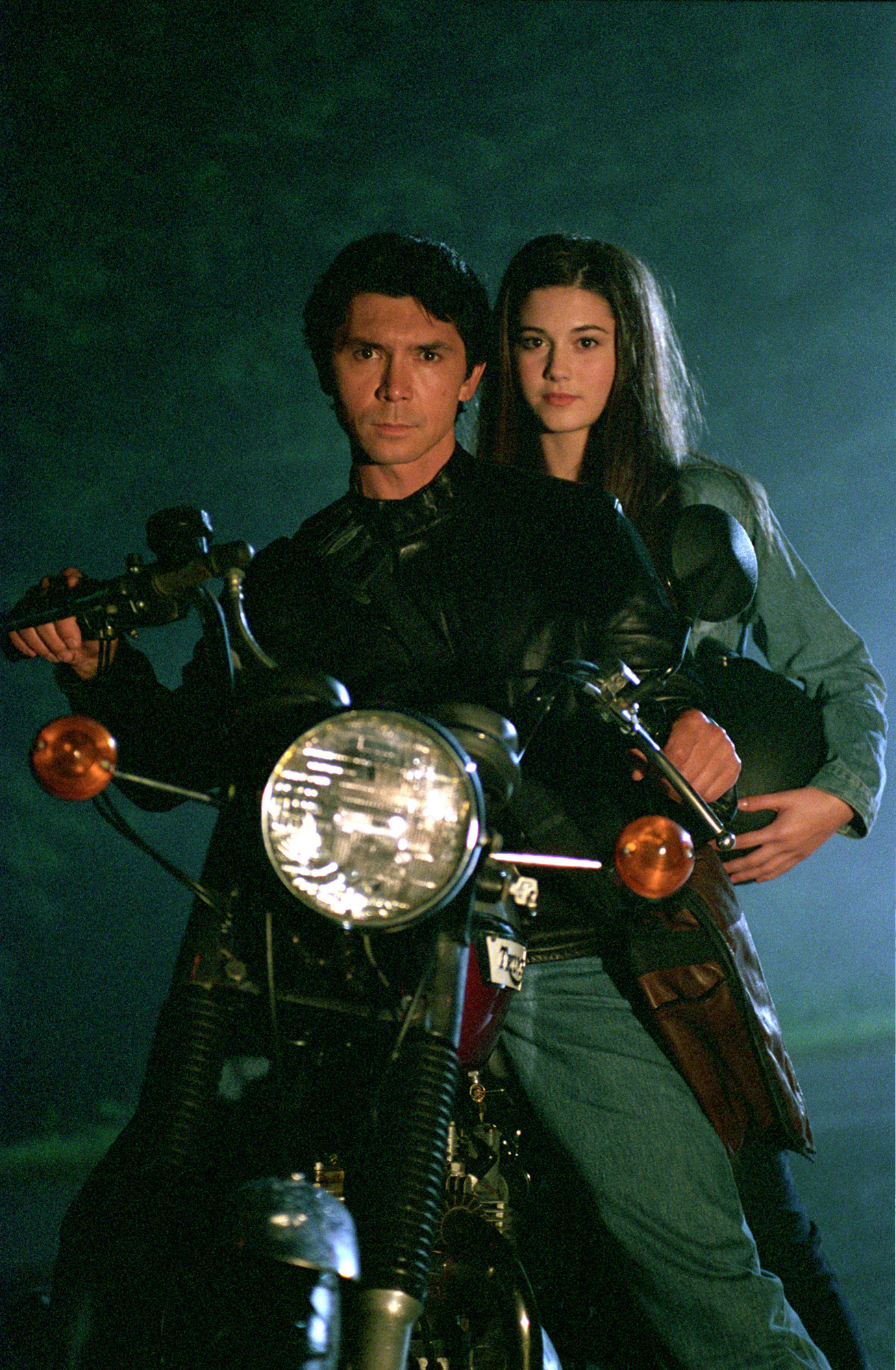 Lou Diamond Phillips and Mary Elizabeth Winstead in Wolf Lake (2001)