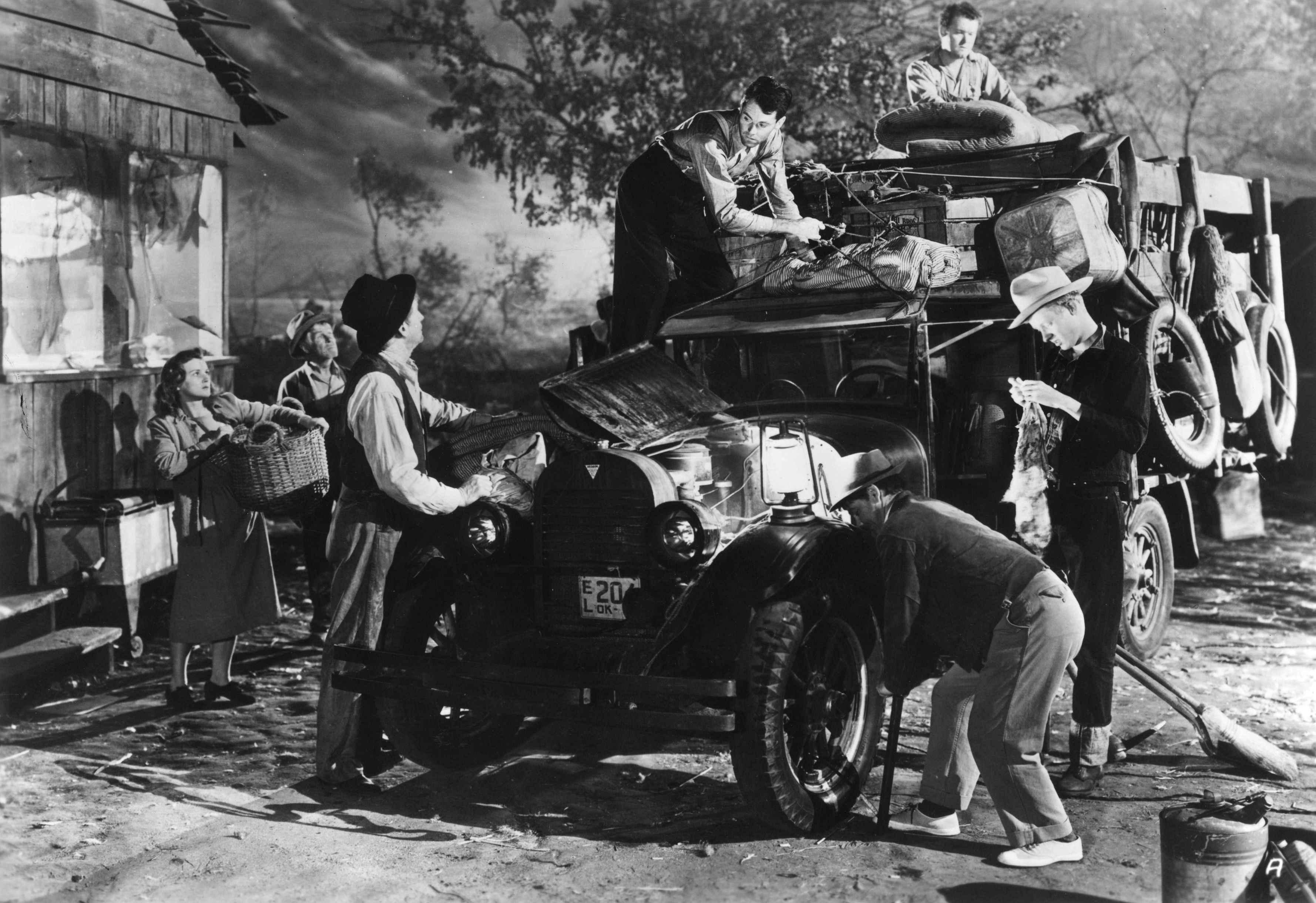 Henry Fonda, Dorris Bowdon, Frank Darien, Eddie Quillan, Russell Simpson, Frank Sully, and O.Z. Whitehead in The Grapes of Wrath (1940)