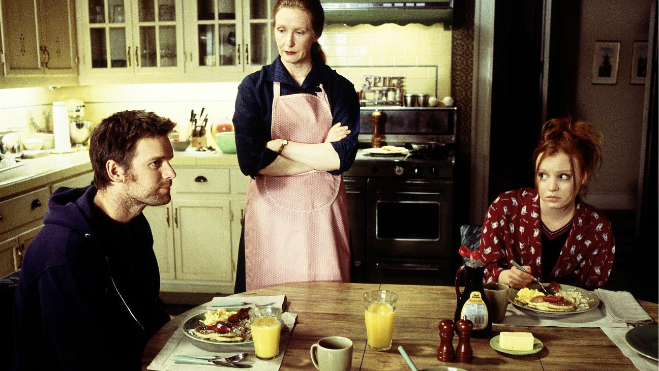 Lauren Ambrose, Frances Conroy, and Peter Krause in Six Feet Under (2001)