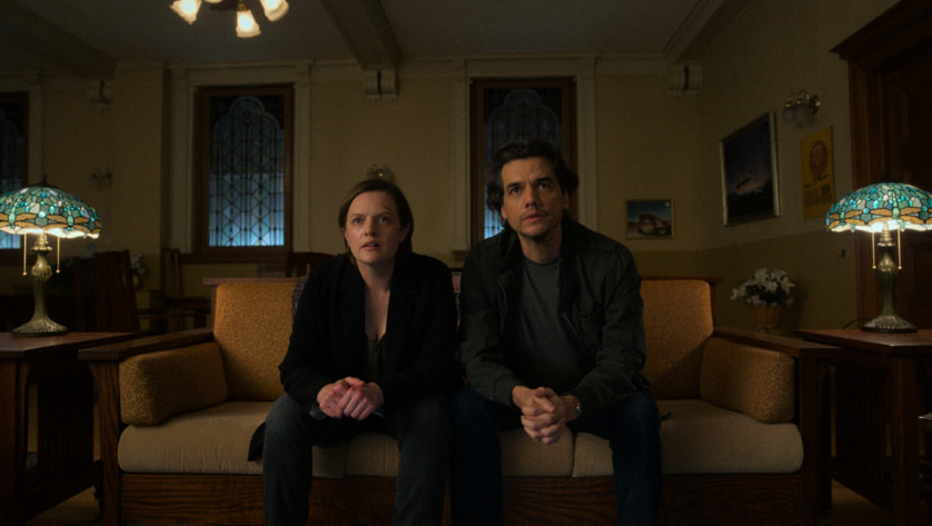Elisabeth Moss and Wagner Moura in Screamer (2022)