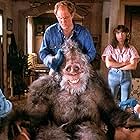 Kevin Peter Hall, John Lithgow, Melinda Dillon, Margaret Langrick, and Joshua Rudoy in Harry and the Hendersons (1987)